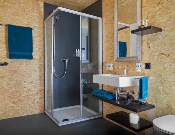 Salle de bains spacieuse, au B&B La Forge de Diogne
