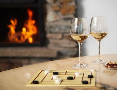 Probiere a lokal Wein in einer gemütlichen Stimmung mit Kaminfeuer