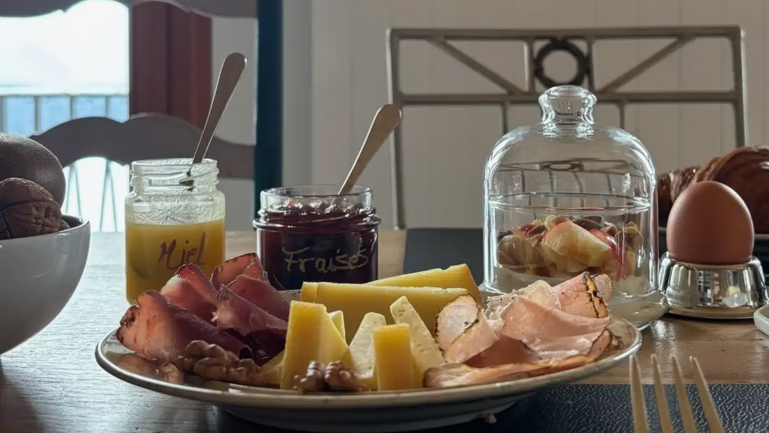petit-déjeuner avec produits locaux et faits maison